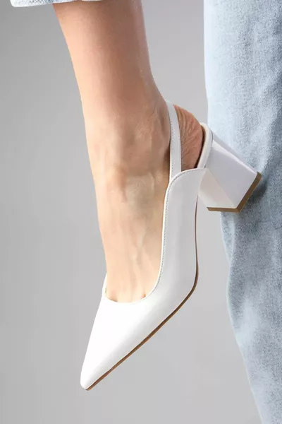 أنيت أبيض مدبب من الأمام مفتوح من الخلف بكعب سميك