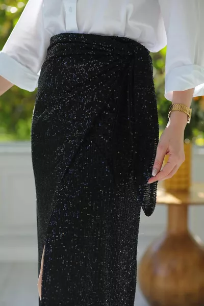 تنورة رباط مطرزة باللون الأسود