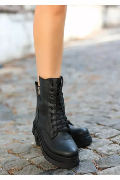 Черные ботинки на шнуровке на молнии
