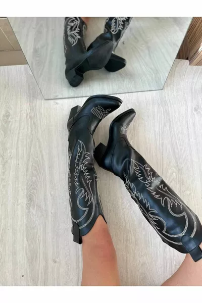 Stivale stile cowboy con naso in pelle nera e ricamo bianco ricamato sui lati