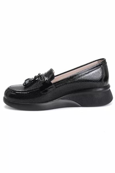 Scarpe in pelle verniciata nera da donna