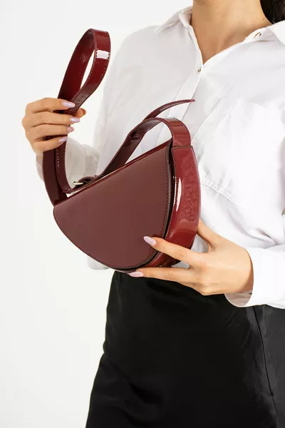 المرأة بورجوندي براءات الاختراع الجلود كروسبودي حقيبة غير متماثلة