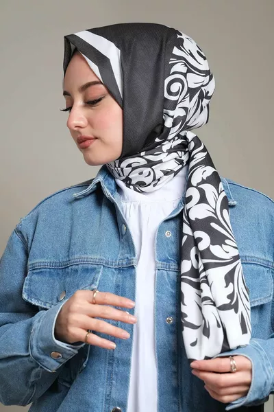 Бароков модел черен - бял памучен шал