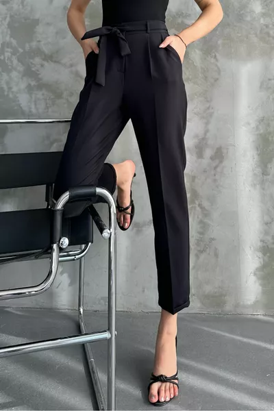 Pantaloni da donna in tessuto stagionale con plissettatura a gamba stretta neri