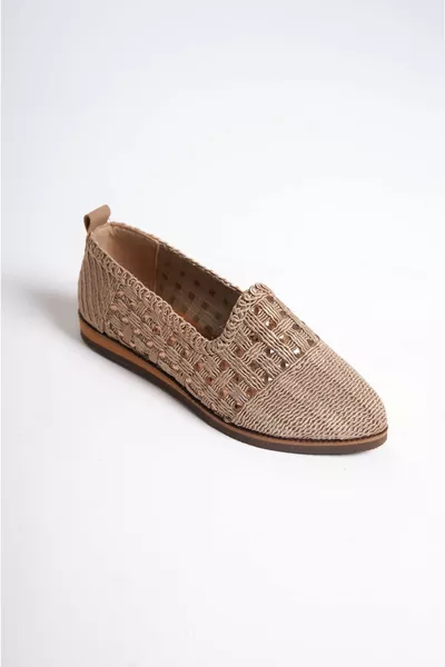 صندل نسائي مغلق بتفاصيل محبوكة باللون البني مع حجر نعل ناعم