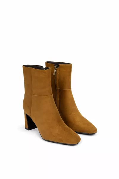 حذاء بكعب عال بمظهر من جلد الغزال