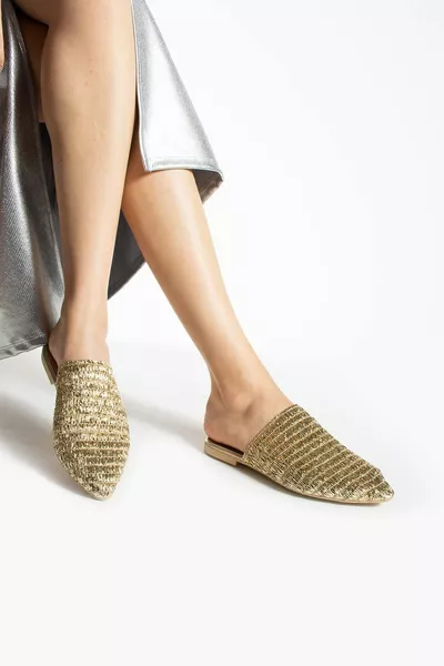 شباشب ذهبية نسائية