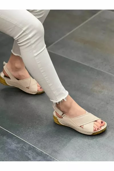 صنادل نسائية جلدية كريمية اللون مريحة وأنيقة وأنيقة