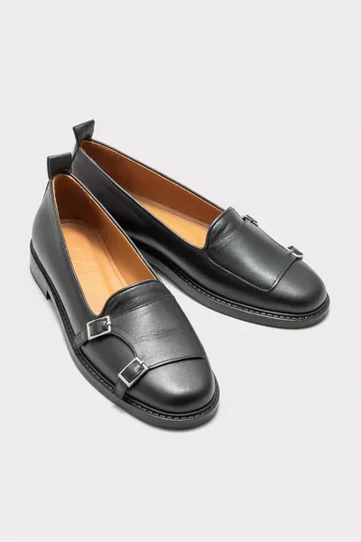 جلد أسود نسائي لوفر