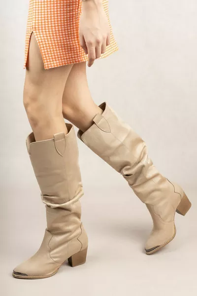 Stivali lunghi da cowboy in pelle scamosciata beige