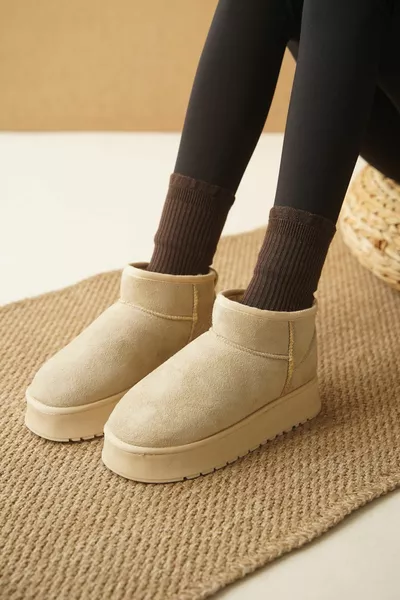 نعل سميك جولة اصبع القدم البيج من جلد الغزال نصف الأحذية مع الريش داخل