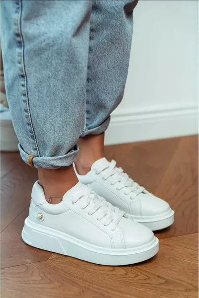 حذاء رياضي أبيض برباط لؤلؤي مفصل نعل سميك