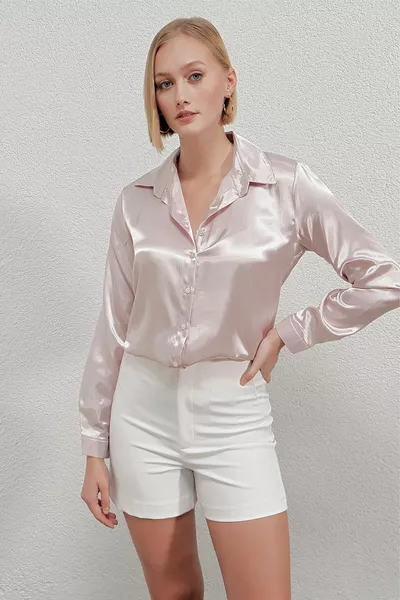 Crèmekleurig licht stromend satijnen oppervlakteshirt voor dames 