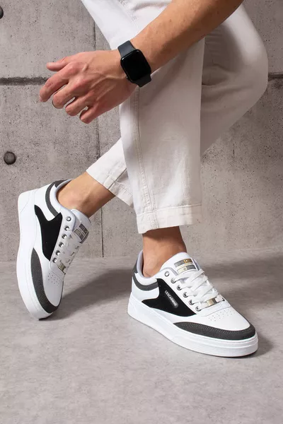 حذاء رياضي رجالي مريح باللون الأبيض بمقدمه الدخاني وحبل أبيض وقاعدة بيضاء 