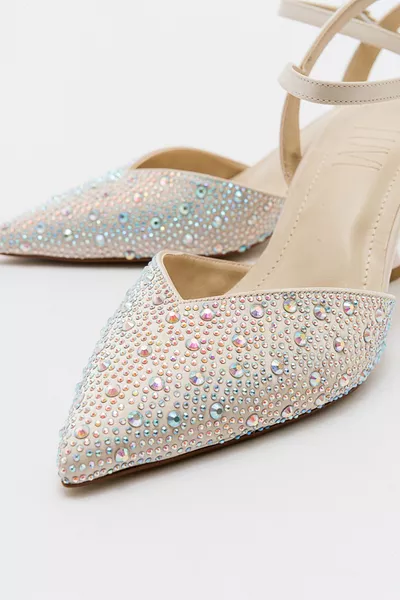 حذاء رسمي نسائي VİLKA ساتان بلون عاجي مع حجر، بكعب رفيع وطرف مدبب