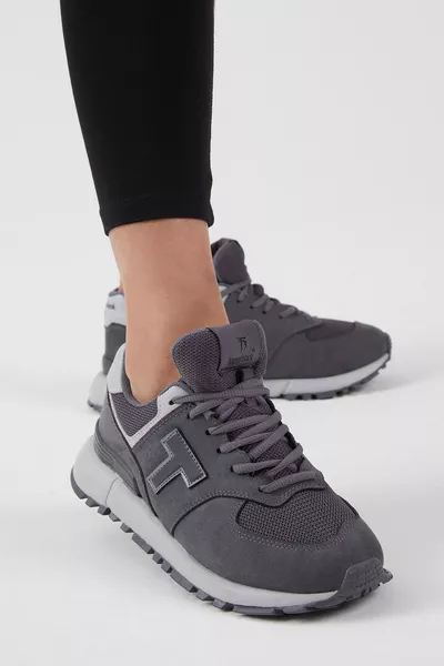 حذاء سنيكرز للجنسين بلون دخاني بنعل EVA مقاوم للانزلاق و بأربطة