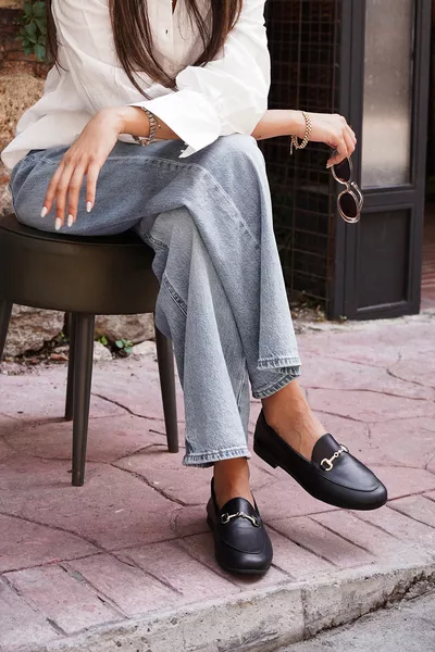 حذاء لوفر نسائي يومي بسلسلة من الجلد الطبيعي لون أسود