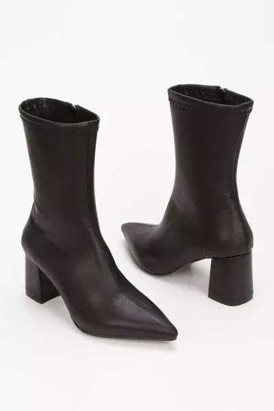 حذاء كعب عالي بجلد أسود مع مقدمة مدببة وخياطة في الوسط