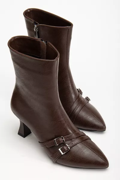 حذاء نسائي كعب رفيع مدبب من الأمام بمشبك بلون القهوة الداكن