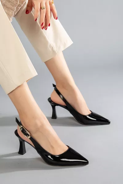 حذاء نسائي أسود لامع بكعب مدبب