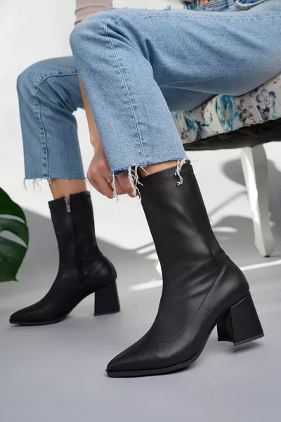 حذاء نسائي بكعب قصير من الجلد والاسبايرتش