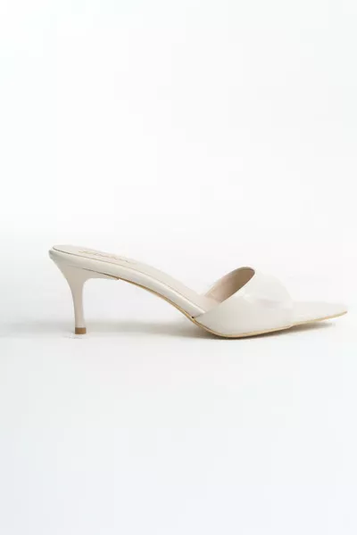 حذاء نسائي بكعب رفيع مدبب من الجلد البيج