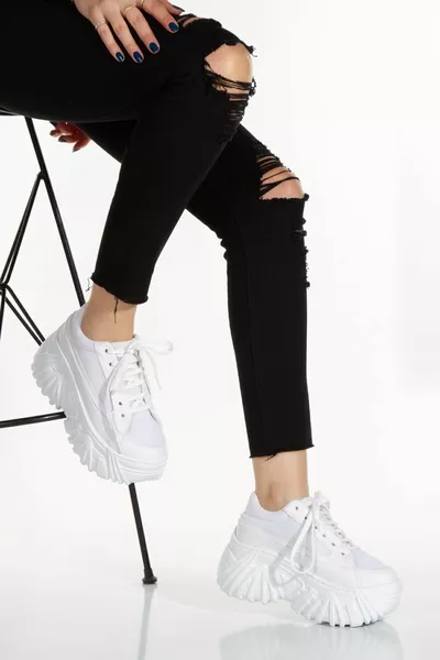 حذاء رياضي نسائي أبيض برباط ونعلة عالية مع شبك للارتداء اليومي