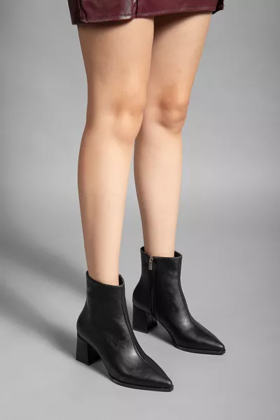 Damen Schwarze Leder Stiefel mit schlichtem Absatz