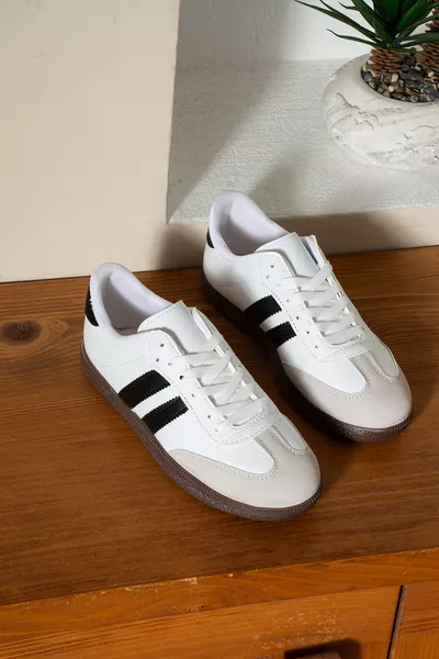 حذاء رياضي نسائي أبيض