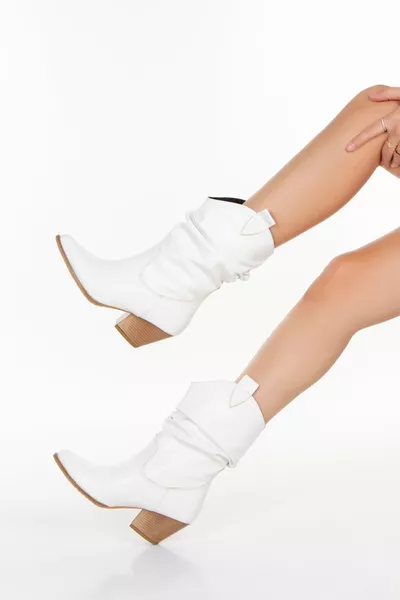 حذاء دالاس قصير جلد مستورد أبيض بطيات توكيو