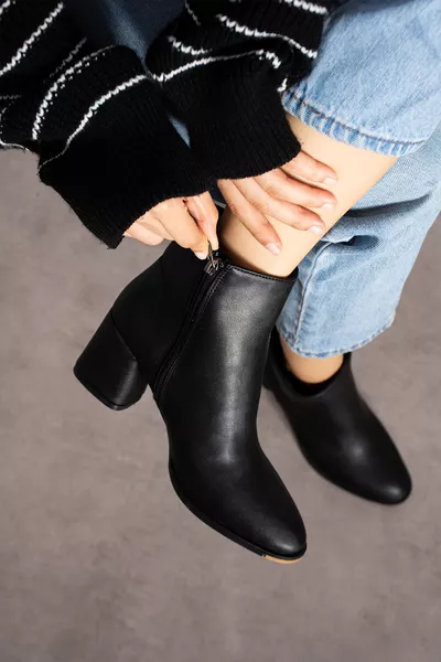 Женские комфортные ботильоны на каблуке с матовой черной молнией