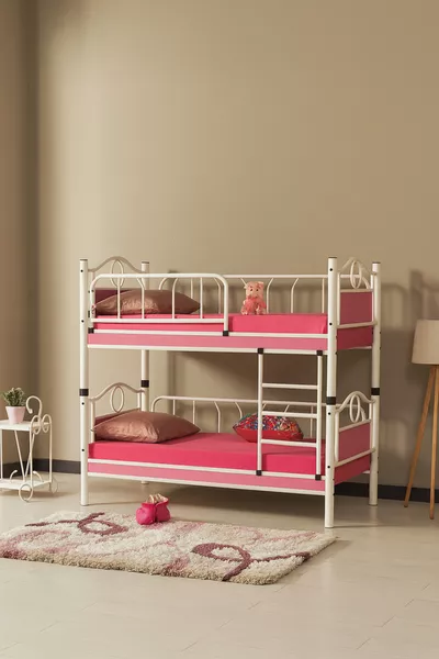 Детская комната Зумрут с деревянным изголовьем, металлической двухъярусной кроватью и кроватью, бело-розовая
