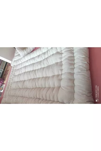 سرير بحجم فرد مع لحاف من الصوف