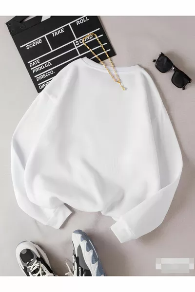 سويت شيرت أبيض بأكمام واسعة وياقة على شكل قلب