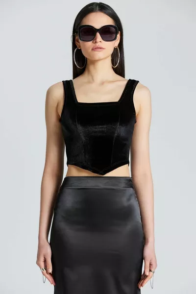  Черна кадифена блуза с квадратна яка и презрамки