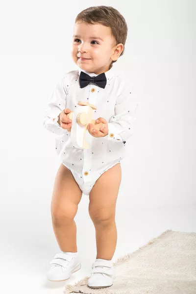 Ensemble bébé 4 pièces avec grenouillère, chemise, nœud papillon et salopette