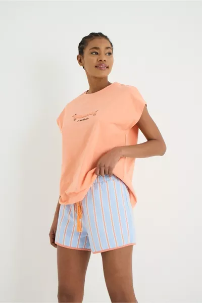 طقم بيجامة شورت مطبوع بتفاصيل حبال منسوجة مخططة