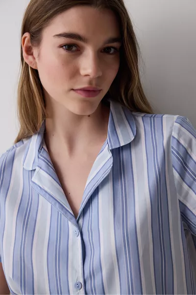 طقم بيجاما أزرق مخطط يتكون من قميص وسروال قصير للسفر