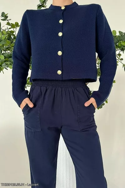 Дамска трикотажна жилетка с прави линии и златни копчета