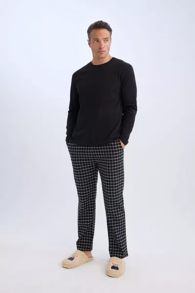 طقم بيجامة بقصة عادية، أعلى بأكمام طويلة وياقة دائرية، بنطلون طويل مربعات CW