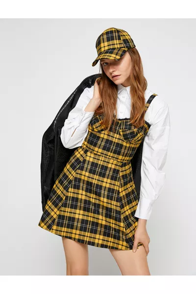 Robe courte salopette style corset avec col en cœur