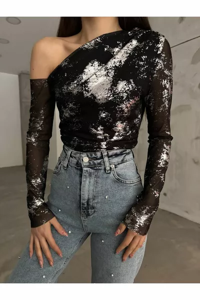 Блуза с едно рамо, тюл детайл и златист печат