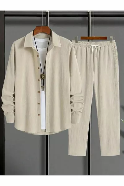 Completo da uomo camicia beige a maniche lunghe e pantaloni tuta in felpa