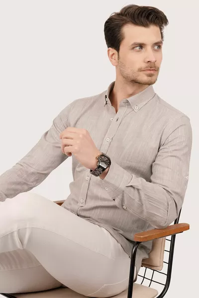 قميص رجالي من الكتان بقصة ضيقة، بياقة وأزرار، لون قهوة بالحليب