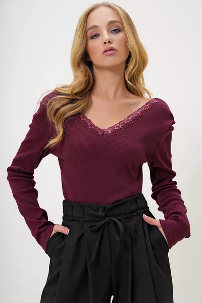 Blusa da donna color prugna con scollo a V anteriore e posteriore, dettagli in pizzo 