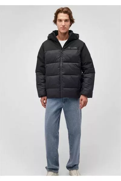 سترة مبطنة سوداء بغطاء رأس 