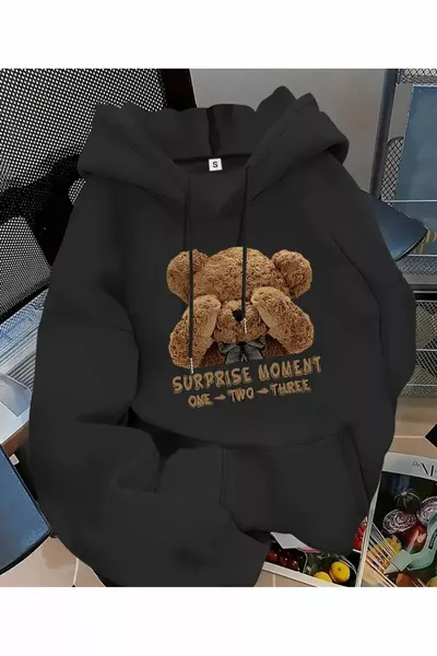 سويت شيرت بقلنسوة باللون الأسود بتفاصيل طبعة دب لحظة مفاجئة