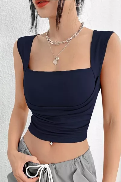 بلوزة قصيرة مرنة بتفاصيل كشكش وياقة مربعة