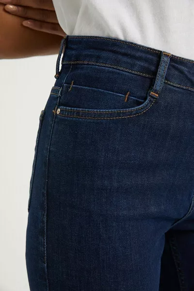 جينز بحجم mom نسائي باللون الأزرق الداكن