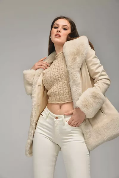 Manteau en daim détaillé en fausse fourrure beige pour femme